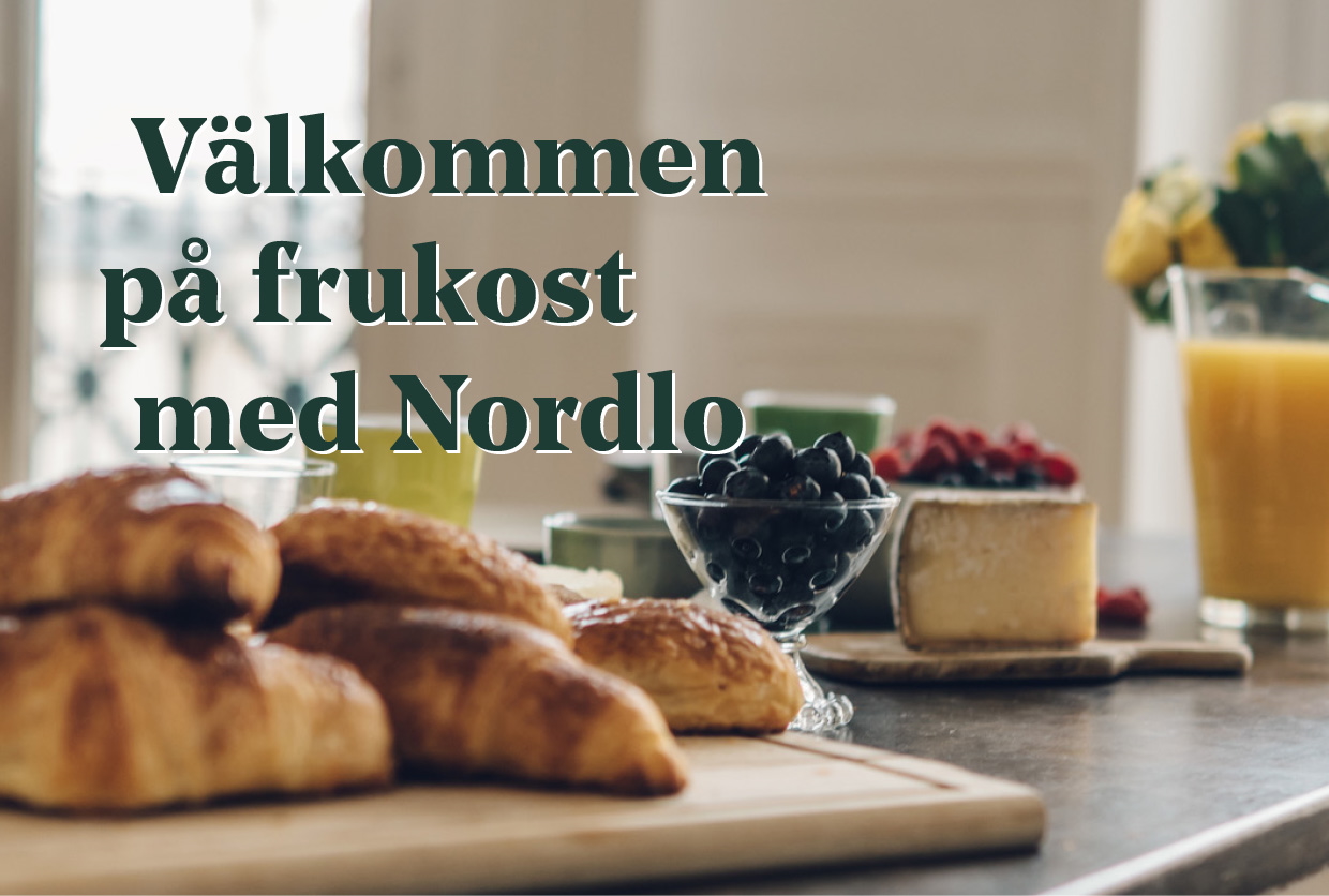 Frukostbord med bakverk och inbjudningstext från Nordlo