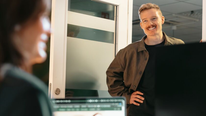 Nordlo-shared-man-and-woman-talking-in-office