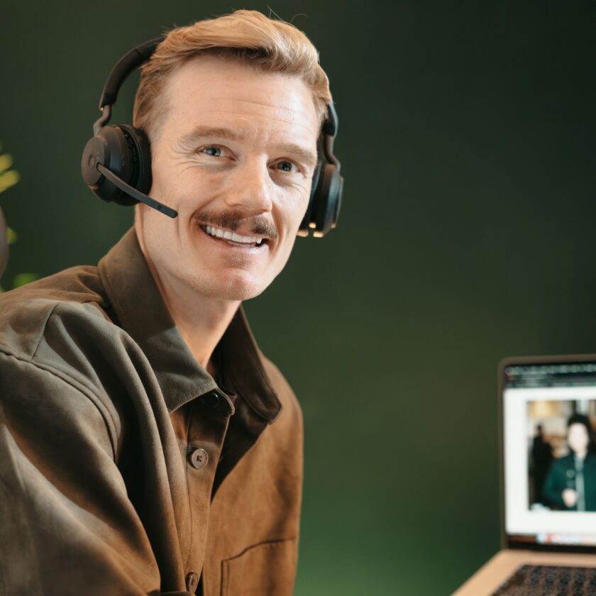 Nordlo man with head phones. Looking in to the camera