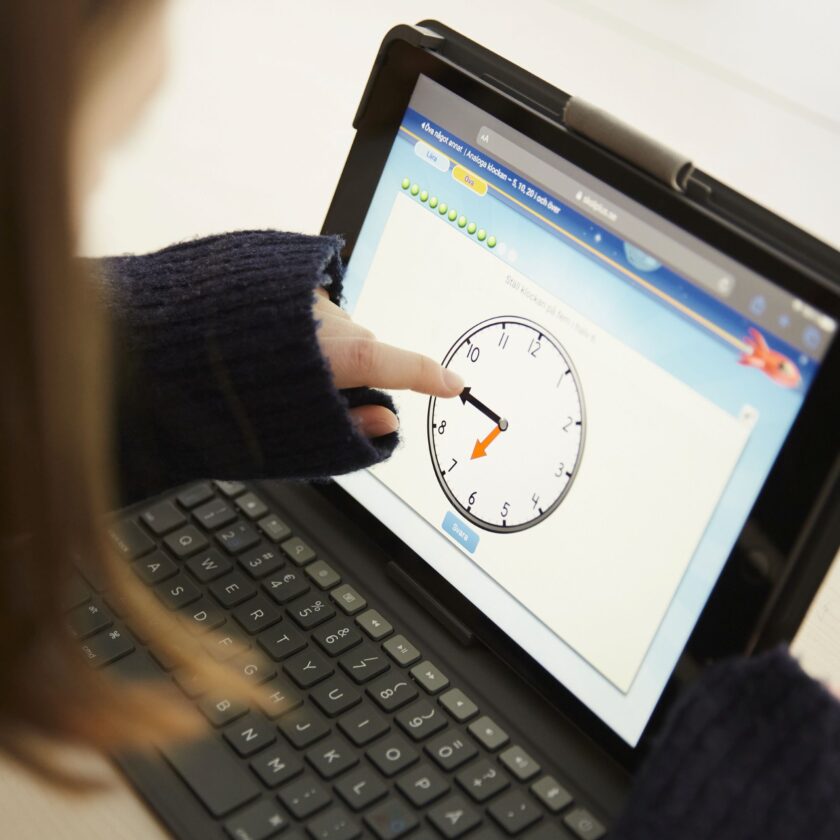 offentlig sektor skola. Barn som över klockan.
