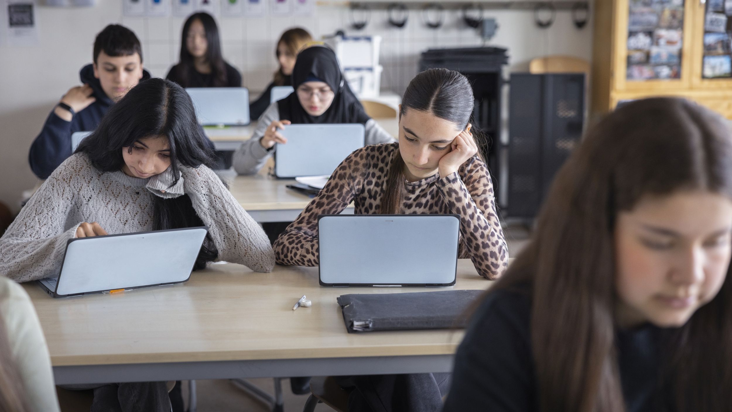 offentlig sektor skola. barn tittar på sina skärmar