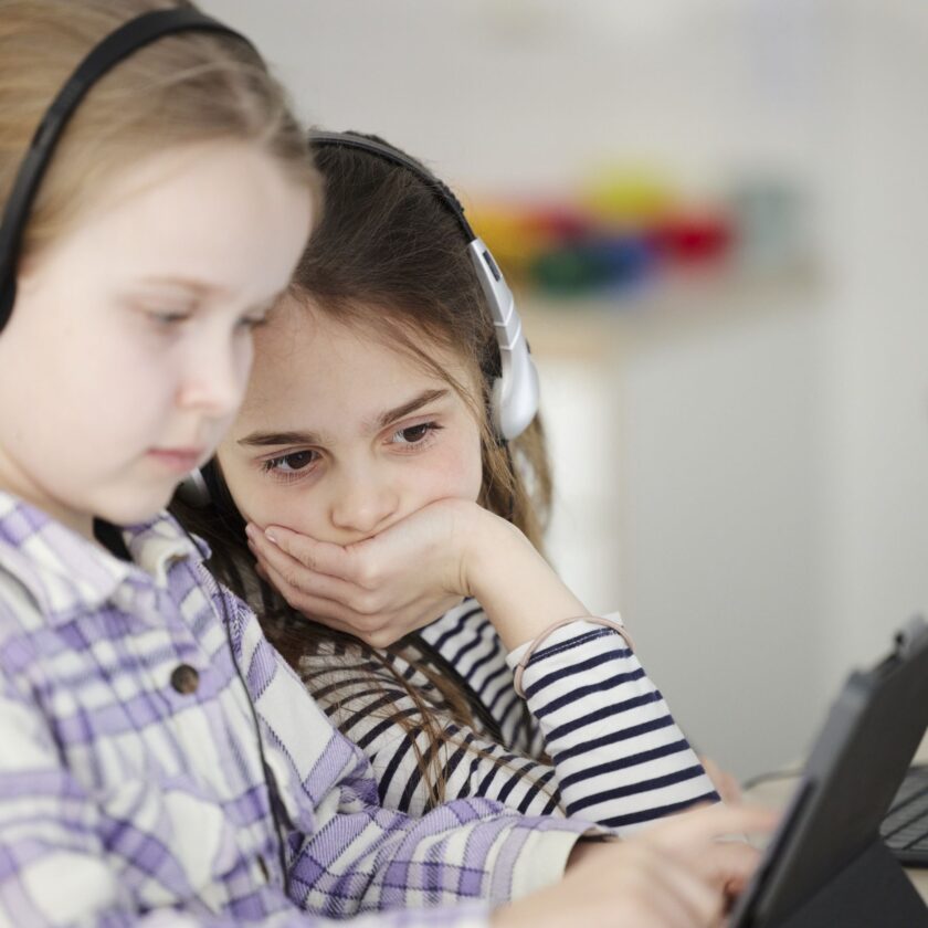 offentlig sektor skola, två flickor tittar på en skärm